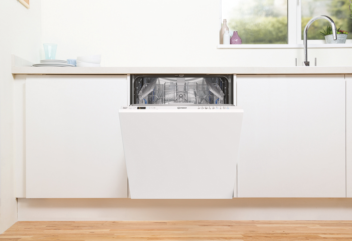 Απεικονίζεται το πλυντήριο εγκατεστημένο σε κουζίνα.